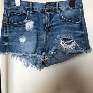 Short frayed jean shorts